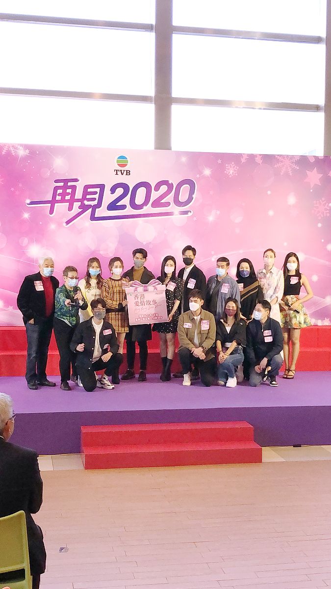 在人气歌手苏翊的粉丝见面会上我被主持人选中：请问这位粉丝有什么心愿？「我没有。」我的回答让主持人一时语塞。一旁的苏翊突然开口「灯牌上的是愿望吗？」停顿几秒苏翊再次开口：「我愿意。」霎时现场爆发雷鸣般的尖叫声。哦忘了我举的牌子上写着「苏翊做我男朋友吧。」一我叫宋暖从小就和苏翊认识因为他是我哥最好的兄弟。我们之间只隔了三岁却好像隔了一个世界那么远。我上初一他高一我上高一他大一我拼命努力考上他的大学我想