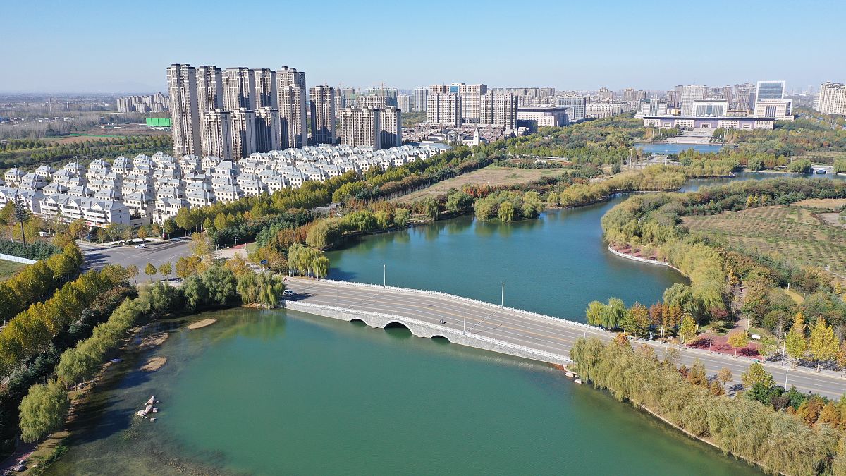 2021年11月8日,河南许昌,北海公园城水相依.