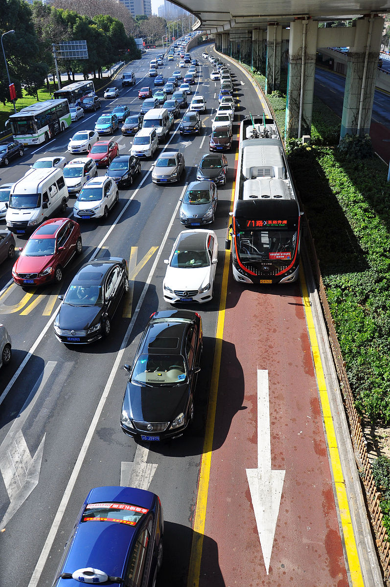 改写：然而过多的汽车现有量与相对不发达的城市规划、道路建设管理产生了冲突导致城市道路拥挤不堪交通安全隐患大交通事故频发。在现有的道路环境下提高道路管理水平、减少行人车辆拥堵成为中国乃至全世界亟待解决的问题。行人和车辆是交通系统的主要参与对象对行人车辆的目标检测不仅是解决现有交通问题的基础和重点