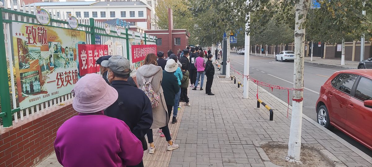 写一篇宝塔区杨家岭社区治理存在的问题与对策的研究成果总结写成一段话的形式。