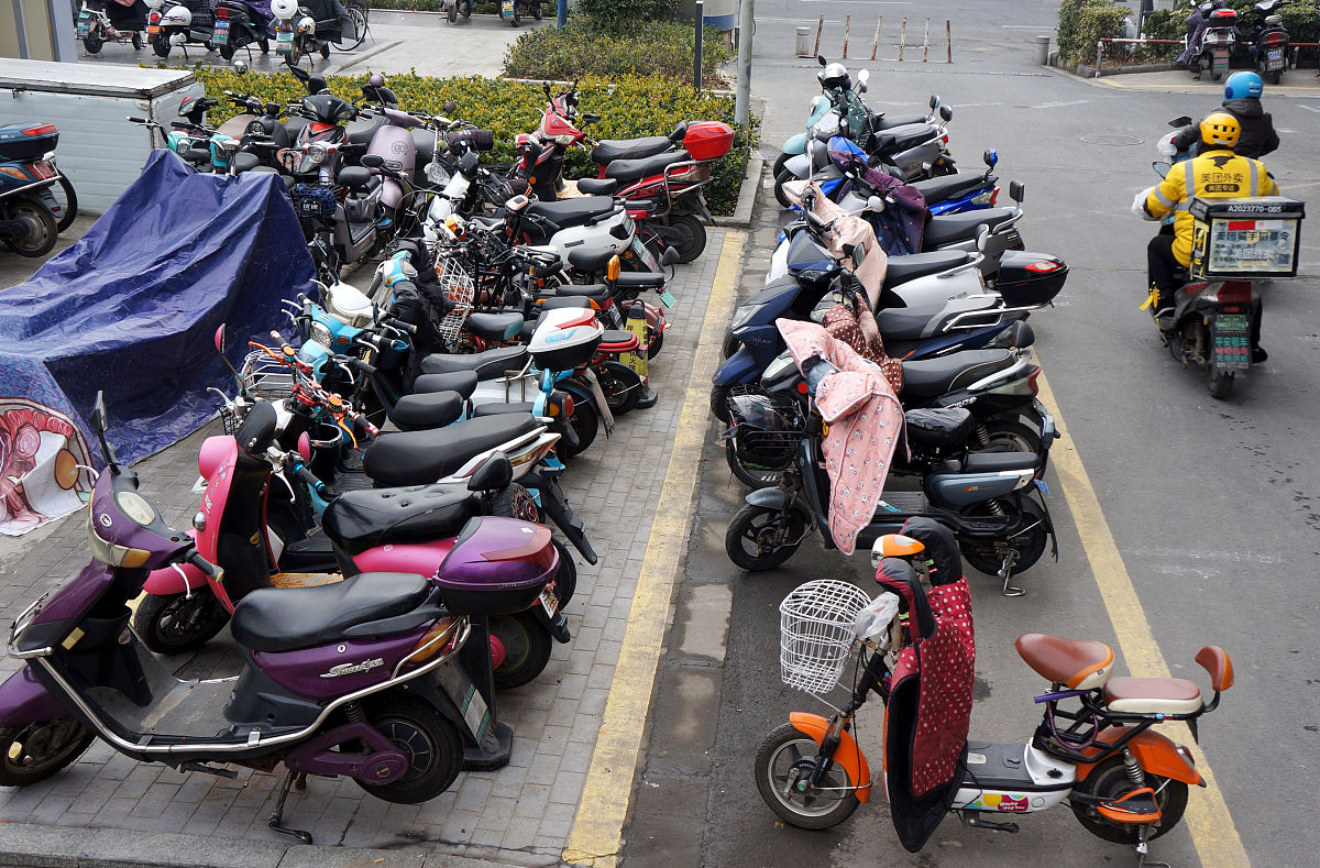 参照部门联动梳理停车秩序为下面为保障都市馨园居民电动自行车充电需求有力回应舆情城管办协调安装公司与新物业达成用电协议。首日通电20个充电接口安排施工队伍进行施工一周内完成其余36个充电接口通电。起个标题