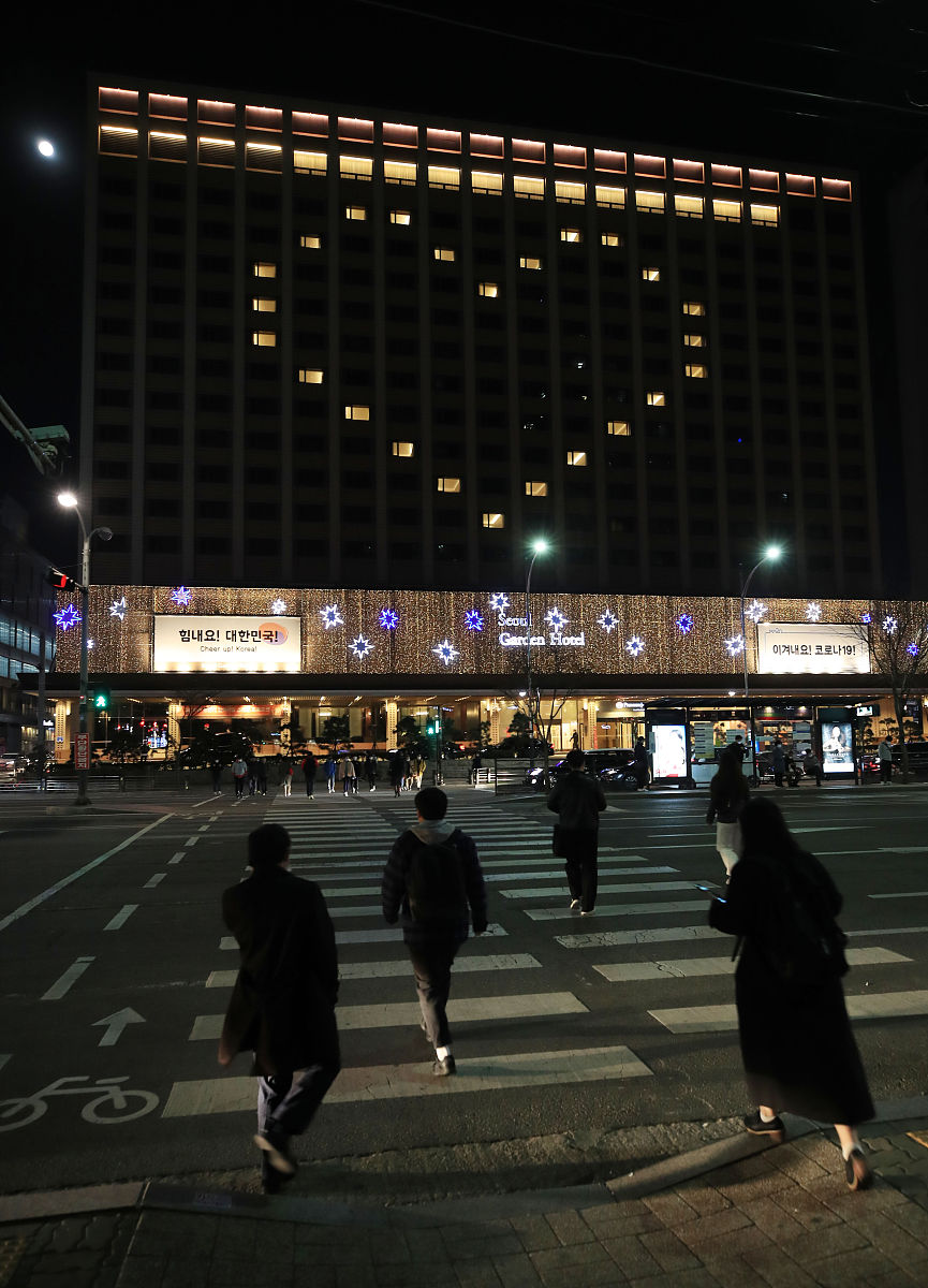 当地时间2020年4月7日,韩国首尔,首尔一家酒店点亮心形灯光.'! 19'   