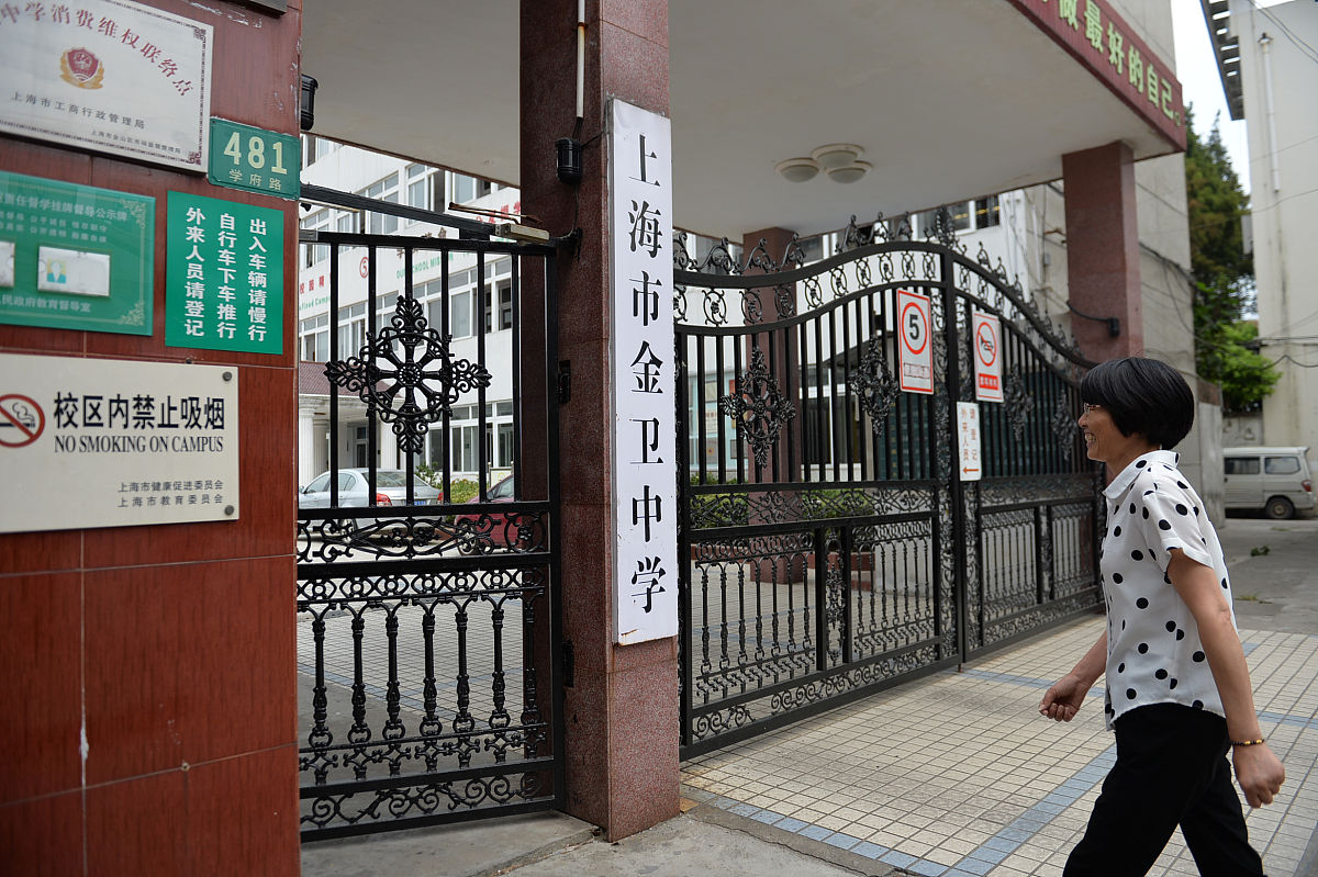 2016年9月1日,上海.10点26分,单英一边微笑着与门卫打招呼,一边走进金