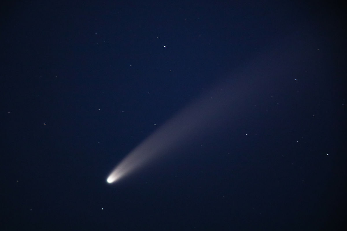 当地时间2020年7月12日,俄罗斯梁赞,c/2020 f3(neowise)彗星划过天空.