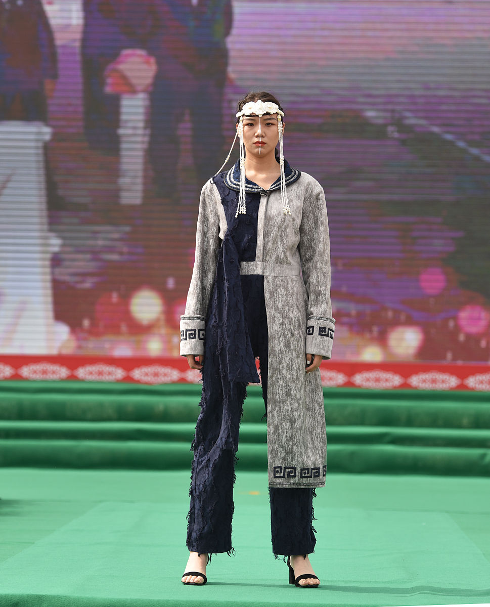 2021年7月10日,吉林松原,查干湖,独具地域特色的蒙古族服饰展.