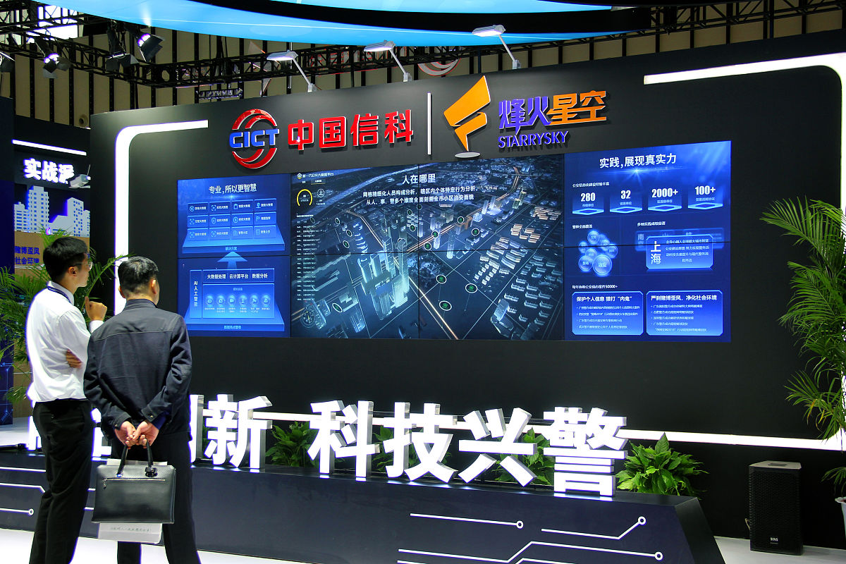 在各方数据 不出库的前提下完成XXXXXX实现了XXXXX效益达到 了XXXXXX效果经验证取得了XXXX实绩实效得到了X X X 表 彰 。以这种格式写一下渝中区市场监管局智慧监管系统