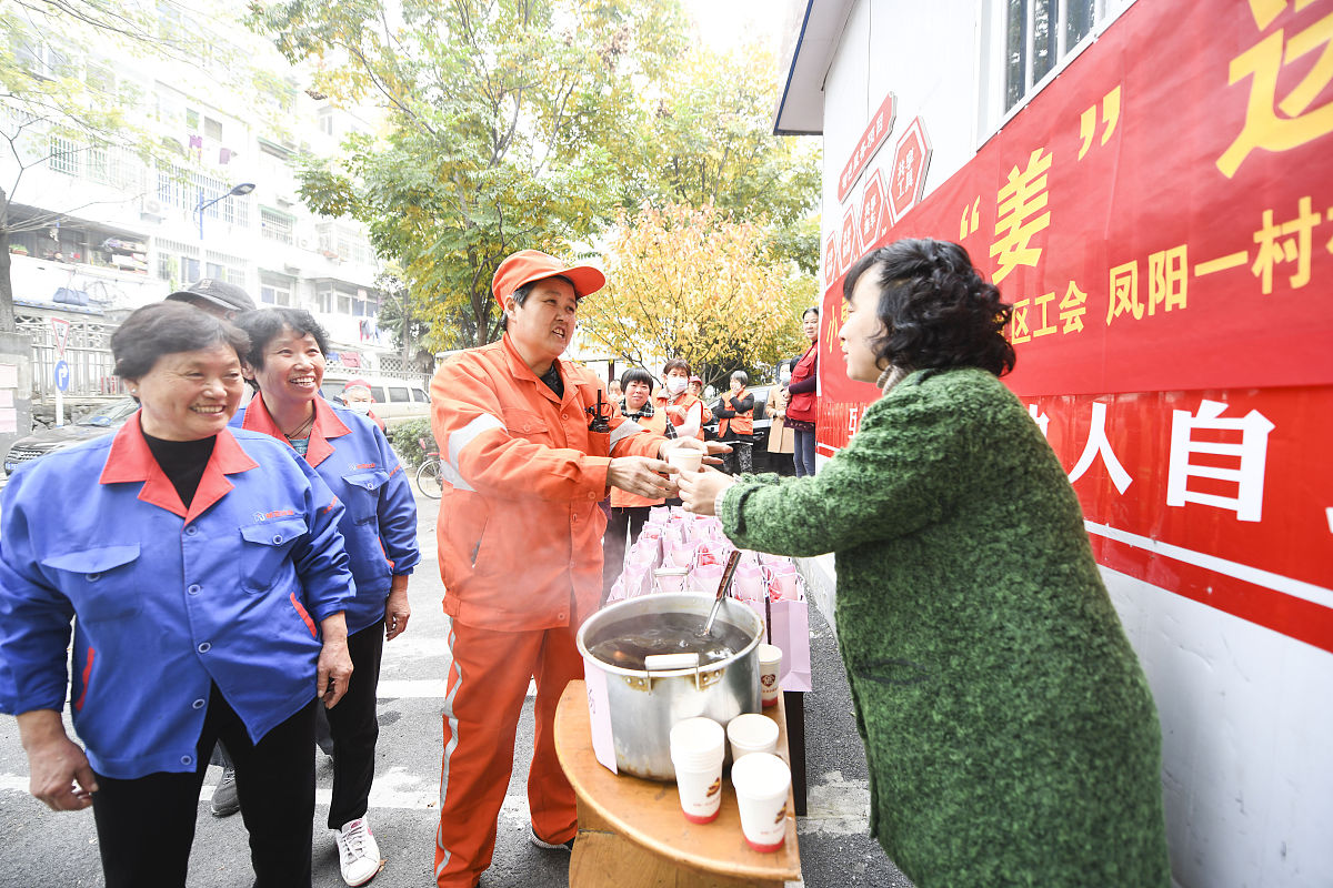 生成工会送温暖的文章 关键字 领导深入一线 送间食 订单紧张 员工劳累