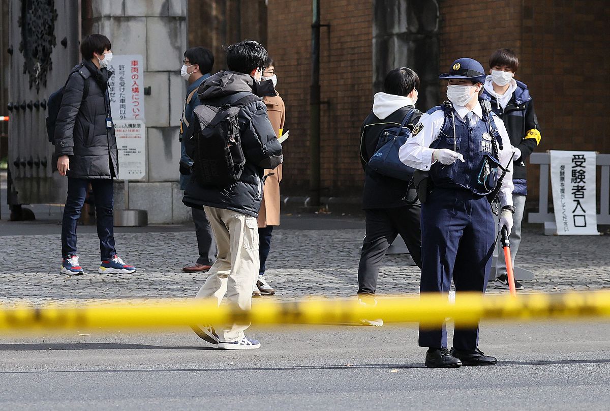 当地时间2022年1月15日,日本东京,警方正在检查东京大学入口.日本大学