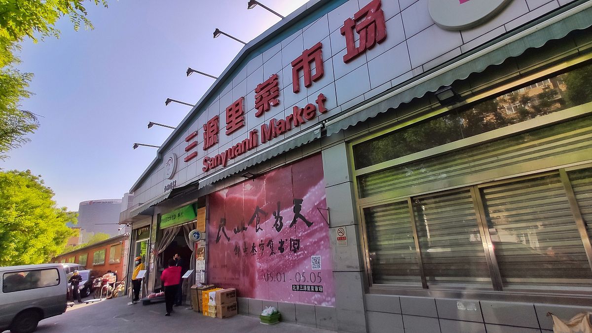 2021年5月5日,北京三源里菜市场成了"民以食为天"的展厅,近百幅著名艺