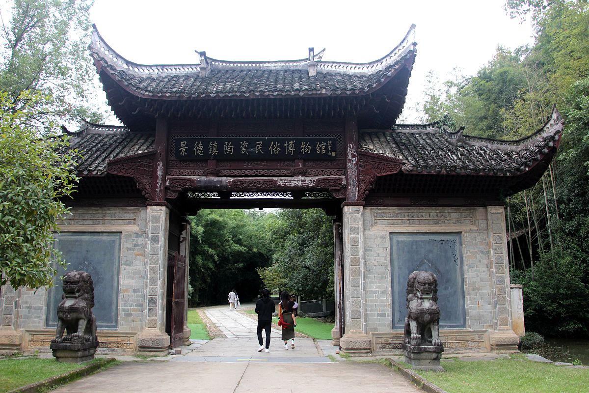 江西陶瓷工艺美术职业技术学院有高铁乘务专业吗？