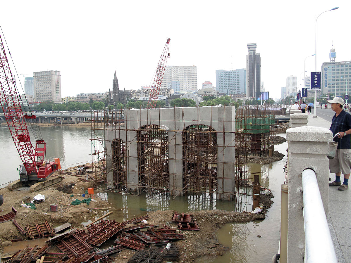 问题描述：河的左岸到右岸之间有一座年久失修、已经废弃的大桥有 N 个桥墩影响船只通行。现在要拆除部分桥墩使得通航能力最大通航能力由最窄的地方决定的这个地方有可能是岸与桥墩之间也可以是桥墩之间。工程预算有限只能拆除 M 个桥墩。如何安排工程才能使得通航能力尽可能的大。第 5 页 共 6 页输入格式：第一行包含三个整数 LNM分别表示左岸到右岸的距离、桥墩数和需要拆除的桥墩数。接下来 N 行每行一个整