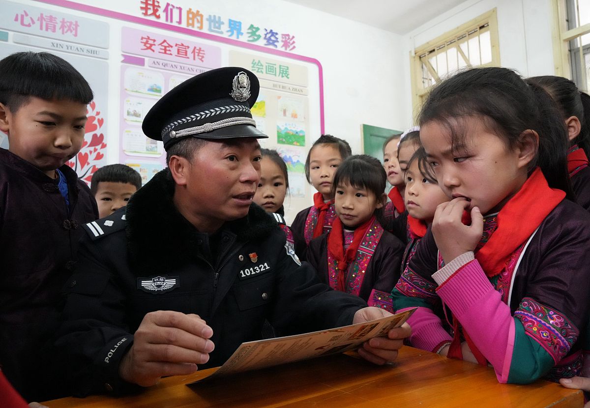 高铁什么东西不能带帮我用210字详细描述