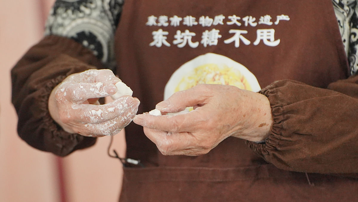 2021年1月4日,广东东莞,美食糖不甩制作过程.
