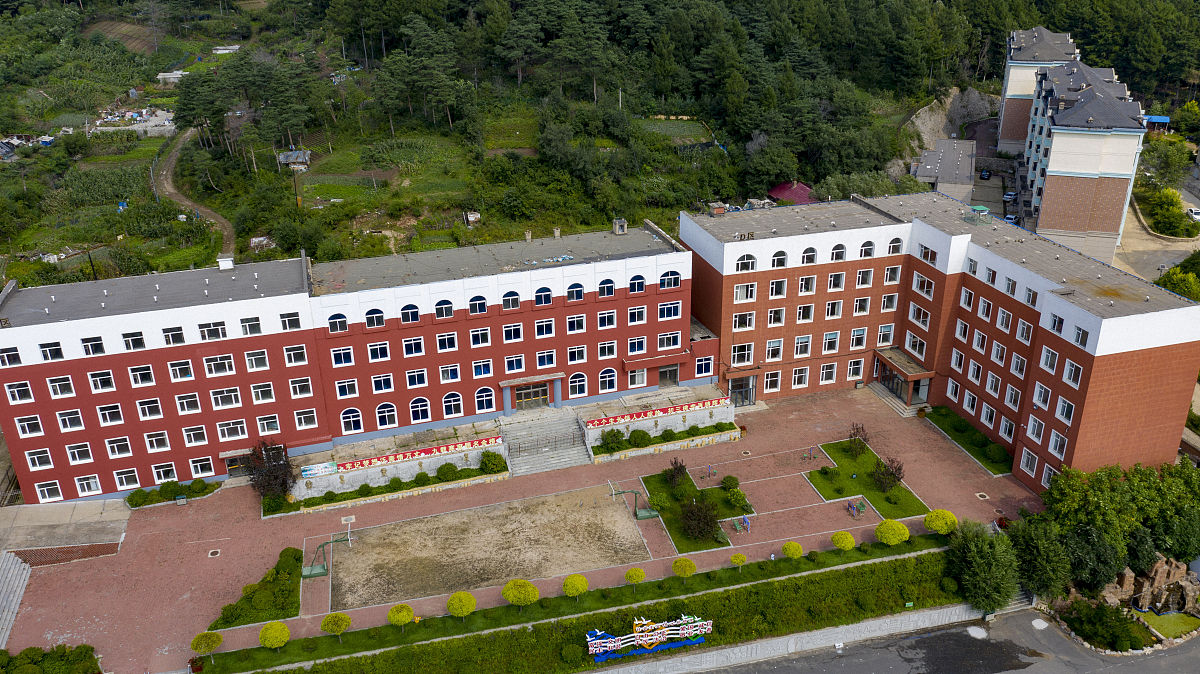 四川汉源县职业高级中学图片 - 环境优美，特色课程丰富