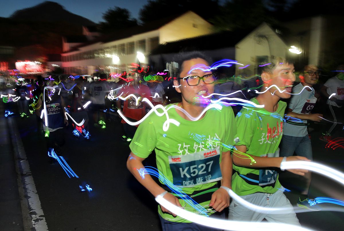 荧光夜跑主题：六字青春宣言