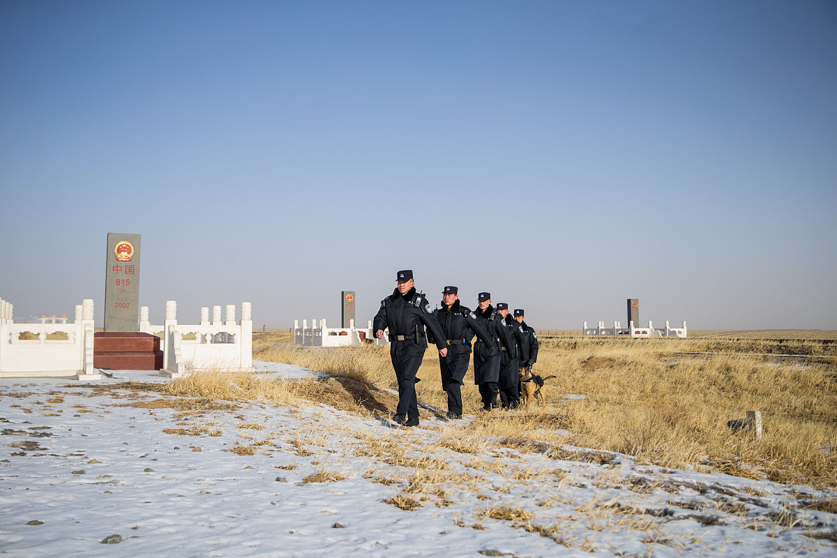 以派出所民警到呼伦贝尔农垦第一连队进行护秋维稳工作写一篇报道 要求三百字左右