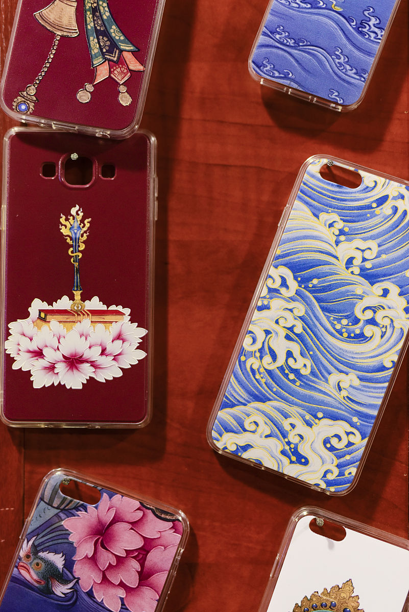 我做了两只狮猫的卡通形象作为文创产品的主角灵感来自于北京景山皇家御猫的传说。白色的叫雪眉象征着聪明美丽；黄色的叫狮猫象征着忠诚守护；我想做的国风的灵猫形象比较日式风格更加威武高贵。请你帮我策划一下如何在淘宝推广最好有步骤