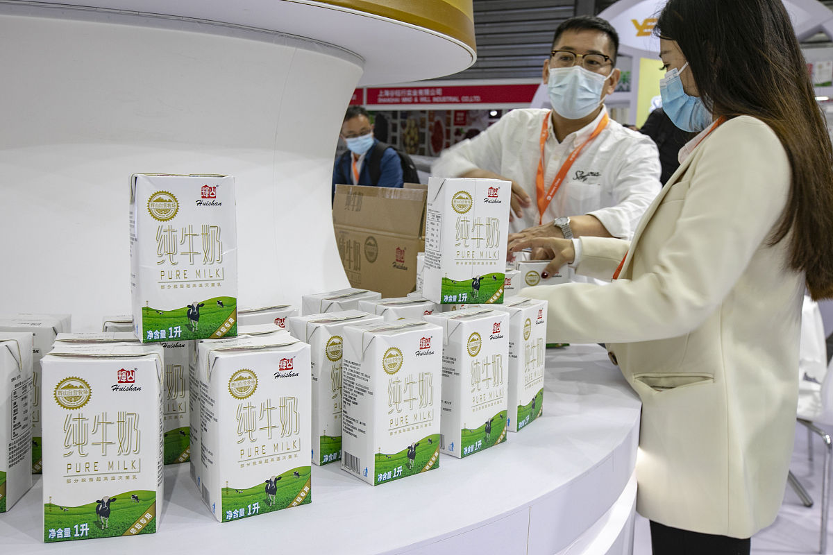 朋友：Goat milk also provides great nutrition and is easier to obtain and makes great cheese I hearPlease know I want to talk more but tonight I will be busy Im checking out a local livestock salePlease