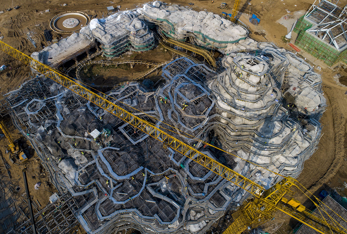 假设你是一位即将毕业的大学生正在写毕业论文但是重复率太高需要降低重复率请用中文对以下内容进行改写：本部分中着重介绍了ArcGIS、Sketch Up等软件技术详细阐述了三维可视化技术的特点和功能。同时我们研究了三维空间中的数据模型构建并对各类技术的优劣进行了综合比较最终确定了适用于本研究的建模技术。