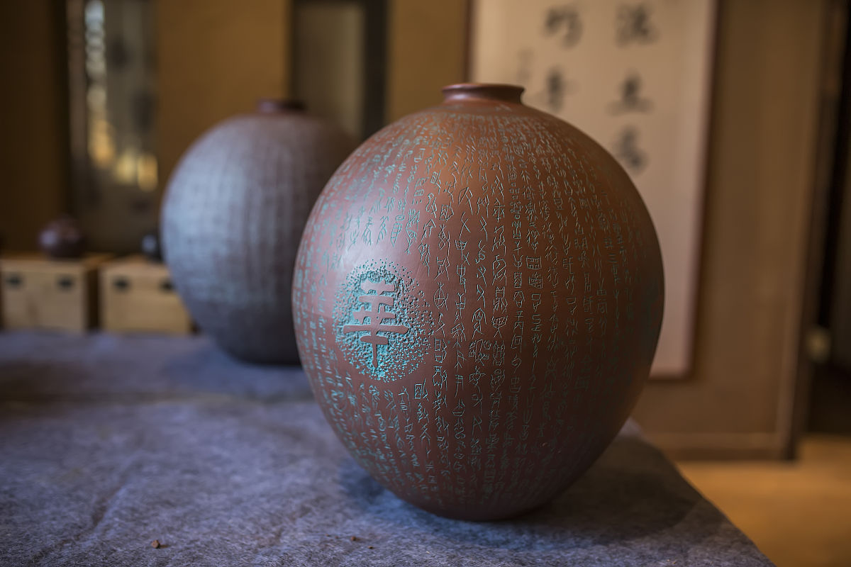2019年3月13日,山东滨州,王超用时5个月创作了两个中华基因紫砂瓶,刻