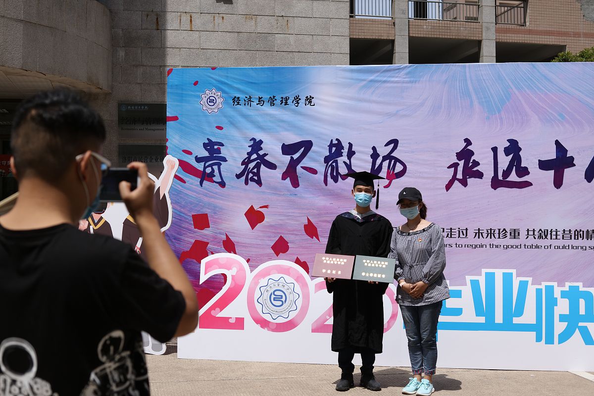 结合中国的社会主义制度和大学生防疫行动写一篇关于防疫中的青春风采和青春力量的演讲稿