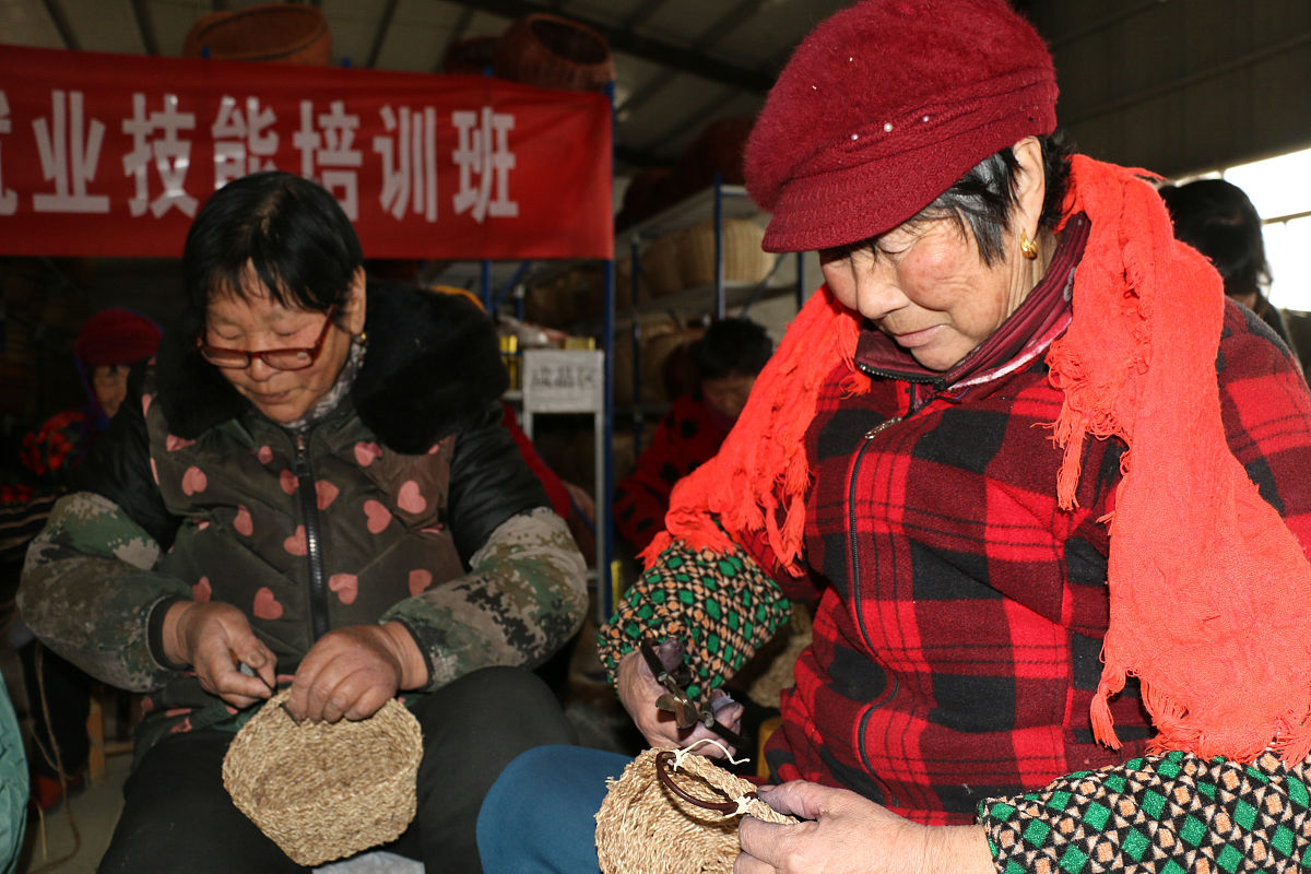 《摆脱贫困》的第八集中刺绣产业让我联想到了什么？