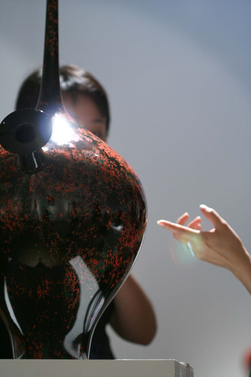 2006年8月25日,梁远漆艺展在中国美术馆开幕,共展出漆器,漆画,漆塑等
