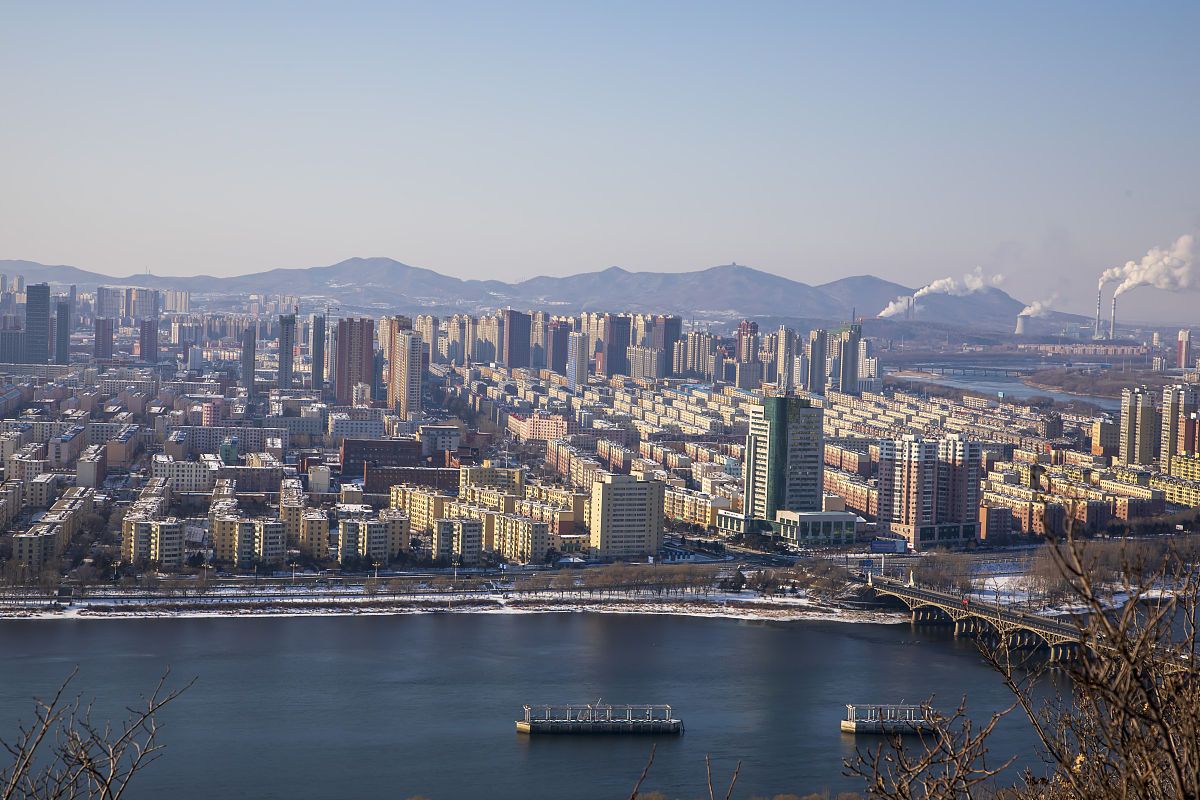 2021年12月4日,吉林市,站在龙潭山上俯瞰吉林化工城冬日风光.
