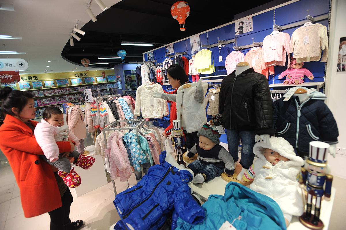 三名英语专业学生经营童装店的客户服务200字