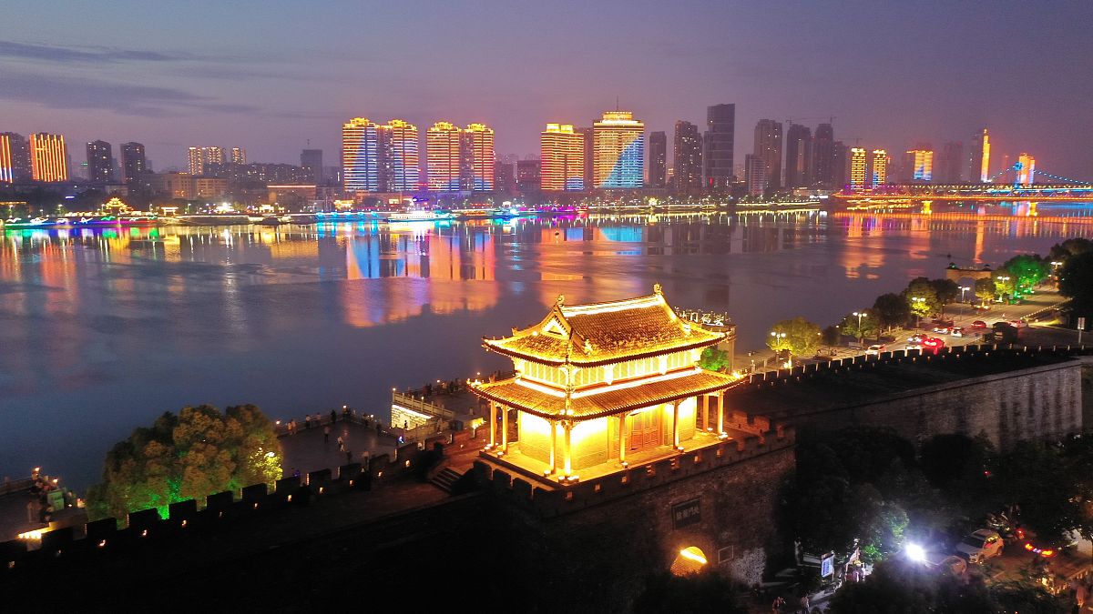 2021年5月19日,湖北省襄阳市,汉水女神号游轮在汉江湖北省襄阳市城区