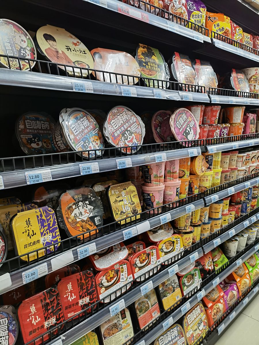 我重新问：一个中国人在俄罗斯如果因为环境和经济条件原因只能经常少数几种食品我列给你但是要保持健康你觉得行不行。他平时经常吃的是：烤鸡腿、烤鸡翅、洋葱、燕麦、荞麦、小米、面包、意大利面、鱼肝酱、鸡蛋、葵花籽、кефир、牛奶、咖啡、红茶、绿茶、蕃茄酱、盐、胡椒、黄瓜、番茄、葡萄干。请你再帮他补充一些价格不是很高而且在俄罗斯的超市可以买得到的食物对大脑和身体都有帮助。