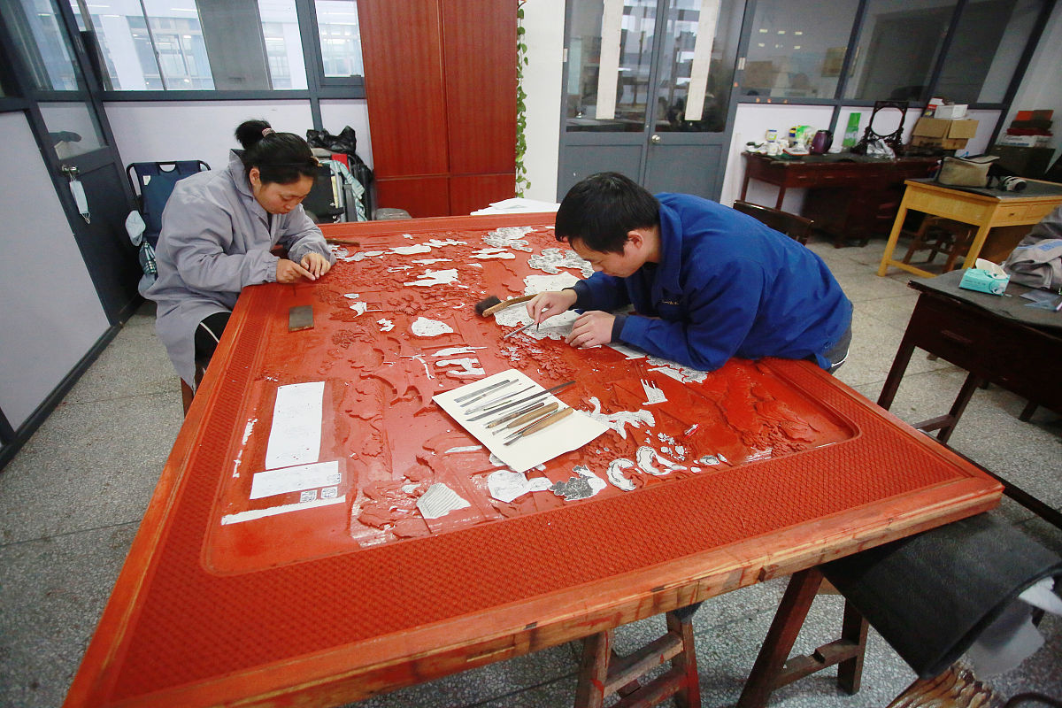 2021年1月21日,江苏扬州,工人在制作漆器制品.