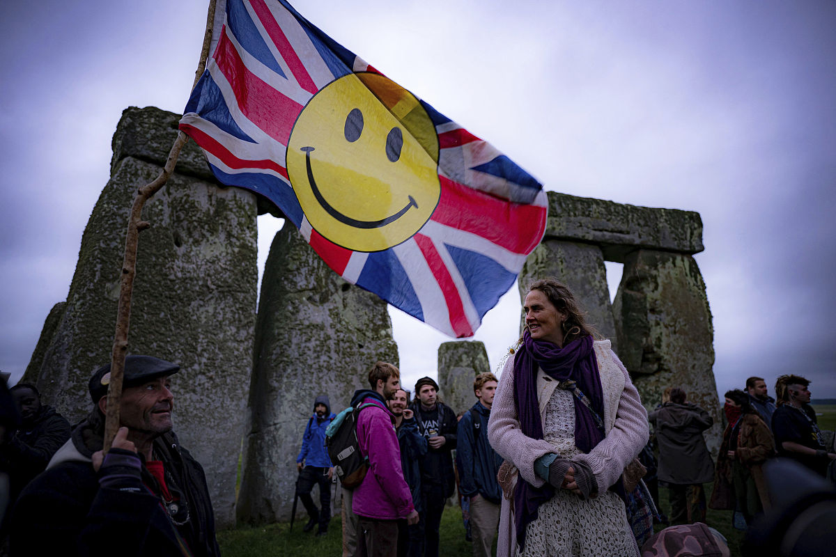 当地时间2021年6月21日,英国伦敦西南100多千米的索巨石阵,大批游客无