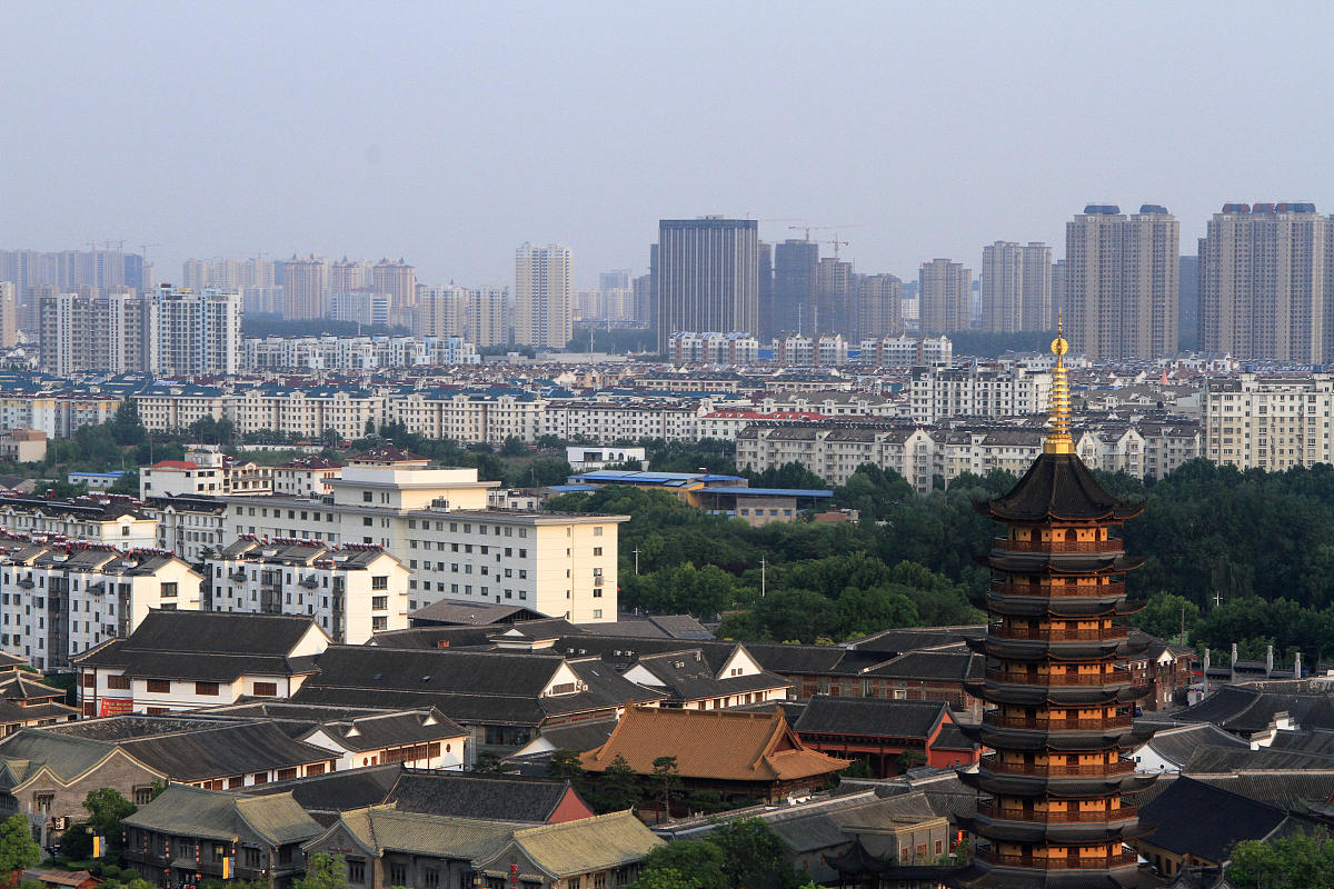 2019年7月23日,江苏省淮安市大运河畔一处房地产建筑楼群.