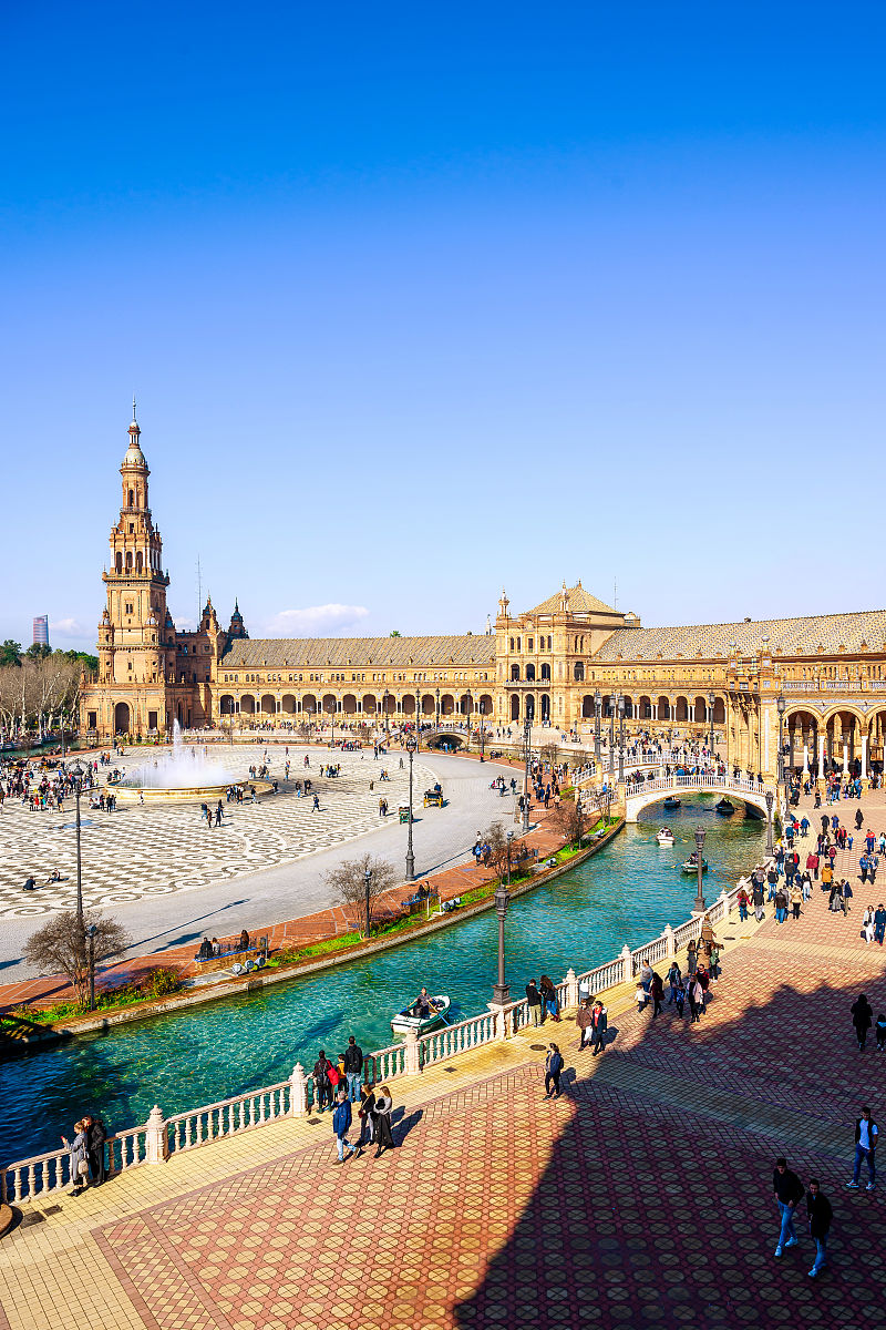 加泰罗尼亚广场吧能不能帮我介绍一下这个广场？我想给我的学生介绍一下因为他下周就要去西班牙了用PPT的形式介绍一下要求有中文和西班牙语对应翻译。