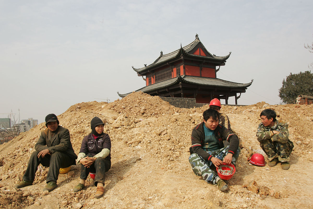 (武汉本地媒体请勿下载)2011年1月9日,武汉,武昌起义门城楼正在整修中