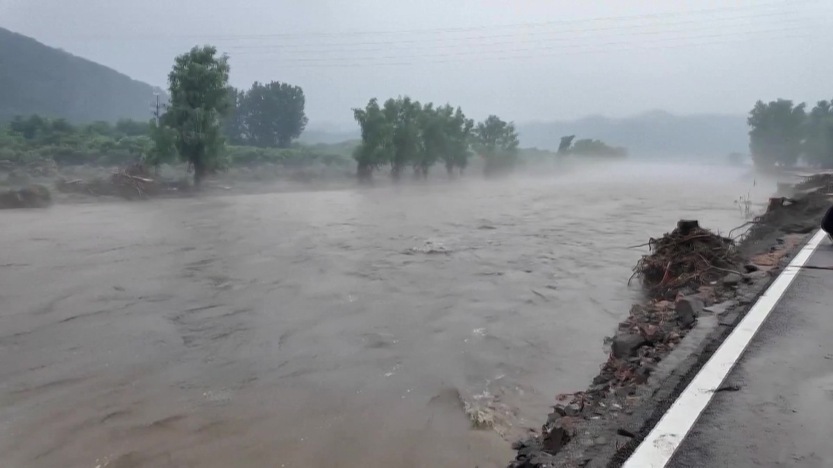 1谈谈我国常见的气象灾害类型、基本特点和时空分布。‎2。阐述河南的自然地理特征可从位置、气候、地形地貌、水文、土壤、植被等角度展开。