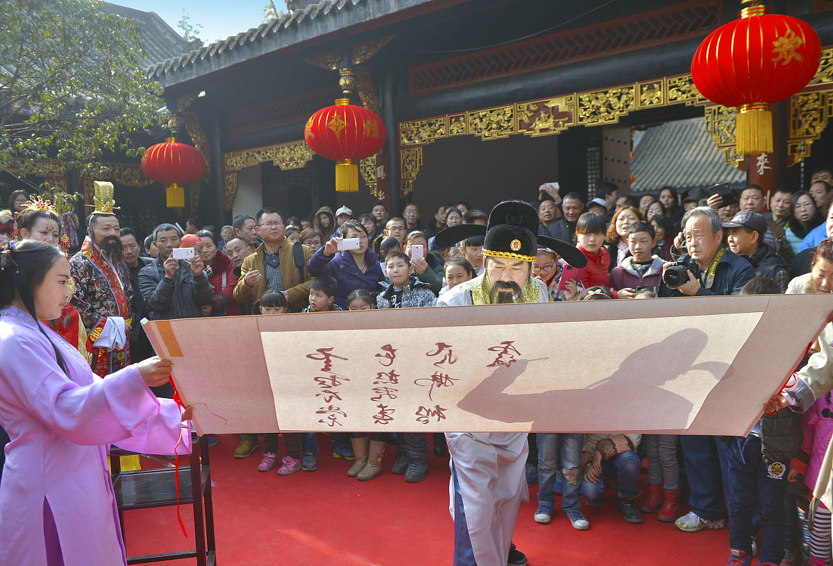 2015年春节期间,四川绵竹文化广场,民间书法艺人扮演的古代文人当众表