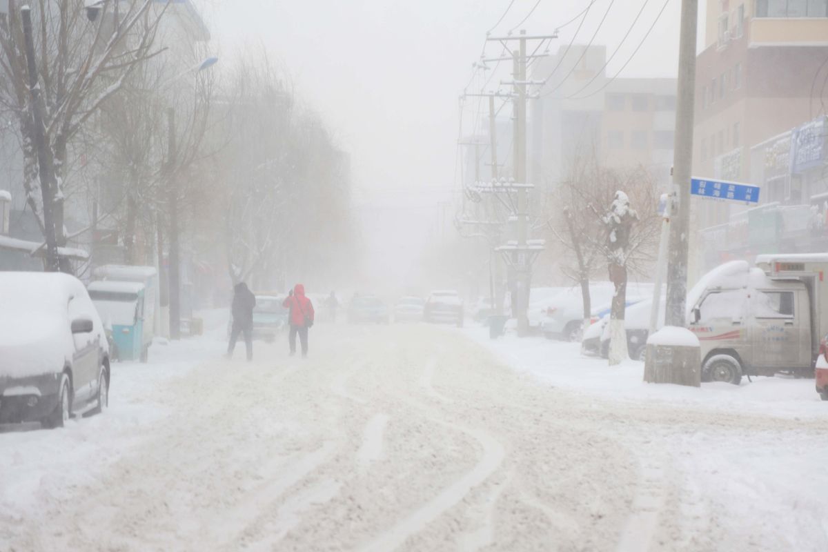 In this study based on frost formation data provided by Harbin Meteorological Bureau combinedwith geographical factors temperature and population density linear fitting Mann‐Kendall mutation testpetti