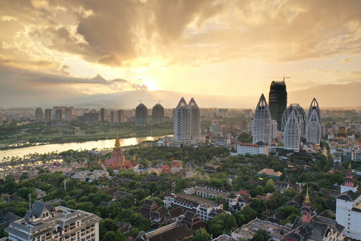 群里大神们想咨询一个问题：朋友从西双版纳开车回南宁如果我去帮忙开一段路。应该坐动车到哪个地方汇合好一点呢？