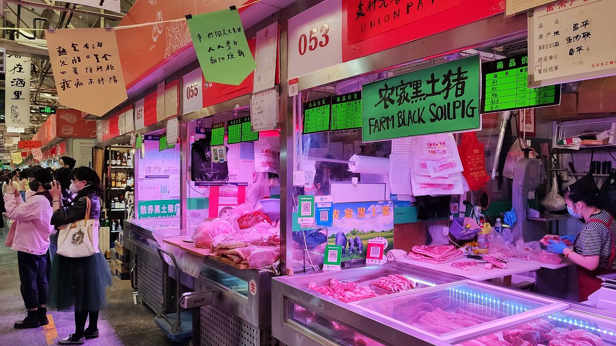 2021年5月5日,北京三源里菜市场成了"民以食为天"的展厅,近百幅著名艺