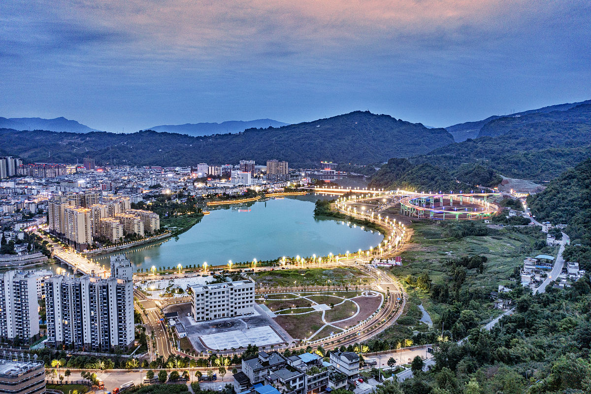 2021年7月4日,四川省雅安市天全县城,灯火辉煌,流光溢彩.