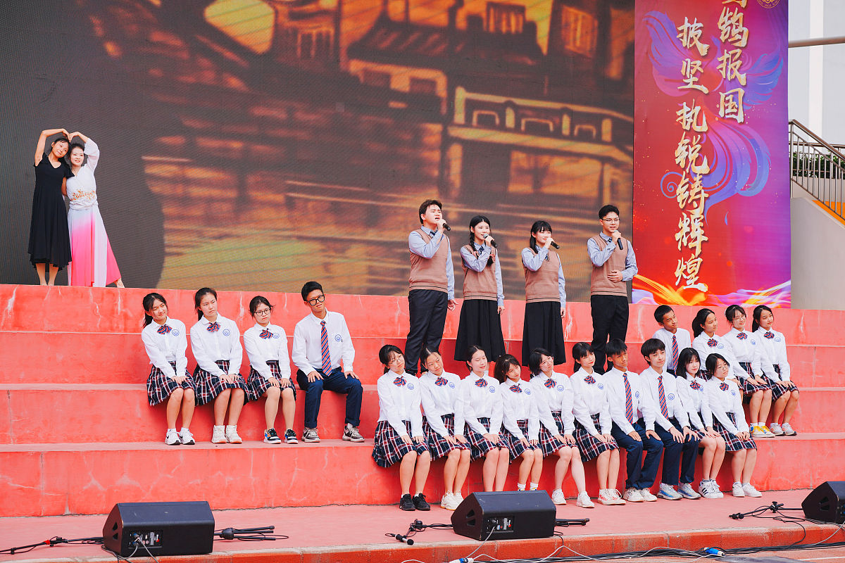 时光如水一去不返。三年的初中生活接近尾声了在这三年的时光里我们必然会遇见挫折心中也许会藏着无奈与难过但记得生命里定有属于你的光这束光也许是你的梦想也许是关爱着你的父母师长也许是一处风景也许是一次相遇也许是……请以我生命里的那束光为题写一篇记叙文。要求1不得抄袭、套作不少于600 字;2行文中不出现真实的校名、人名。