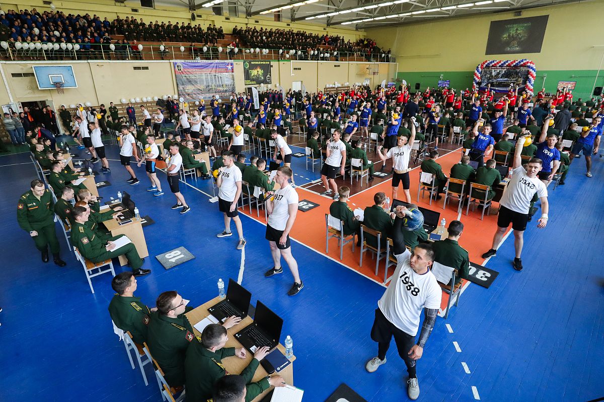 当地时间2019年9月25日,俄罗斯圣彼得堡,布琼尼军事通信学院的学生齐