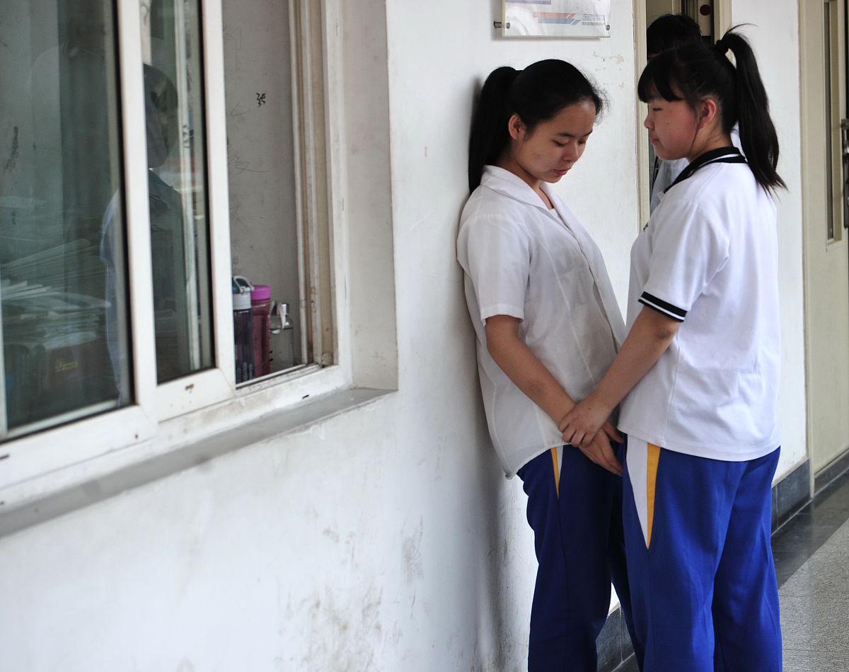 河南新乡学生被罚对墙坐半年：学校回应称已处理，家长谅解