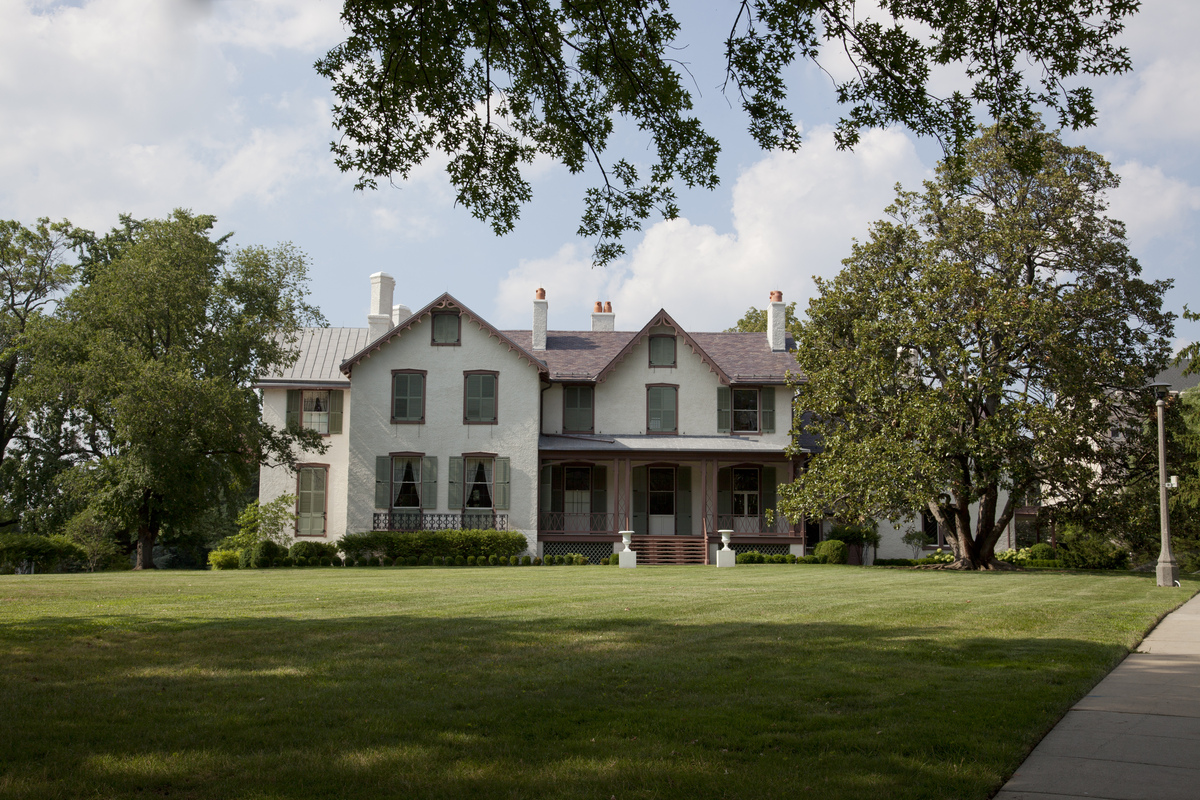 A stately seven-level mansion on the #UpperWestSide is plentiful with original charm and period architectural details 🙌Read about the homes notable history on our blog Inhabit