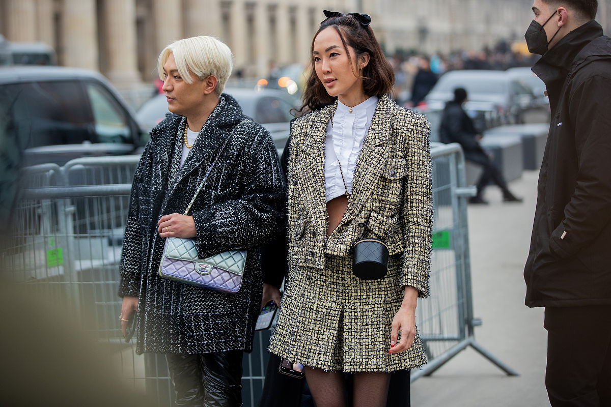 短视频已经成为了当前社交媒体中不可或缺的一部分它的短小、轻松、有趣的特点吸引了大量用户成为了人们生活中必不可少的娱乐方式。微信小程序的普及让用户可以方便地使用手机随时随地观看短视频提高了用户对短视频的参与度。然而当前短视频市场存在着一些问题如信息质量难以保证存在大量低质量内容管理不够严格用户个人信息安全等问题。因此开发一个基于SpringBoot与微信小程序的短视频小程序可以解决这些问题提供高质量