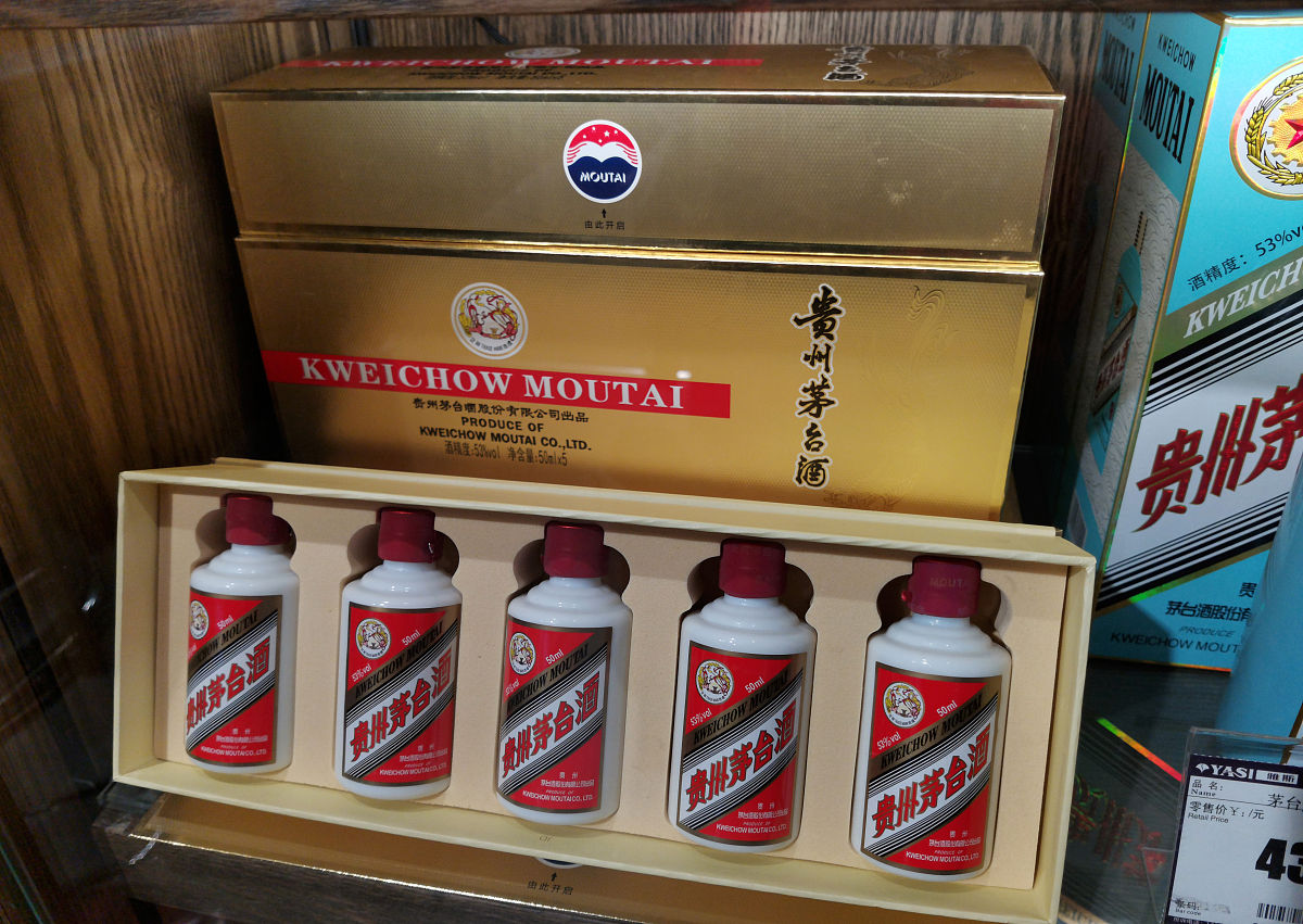 茅台原箱剪角的秘密:防伪、通风、节约空间! 茅台原箱剪角的秘密:防伪、通风、节约空间!