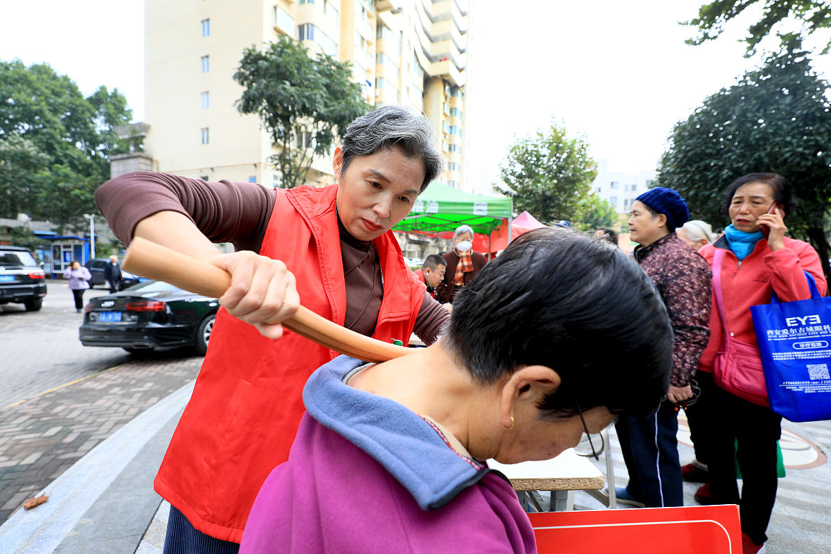 2021年10月13日,西安,东方社区101街坊广场上,由社区联合公益组织举办