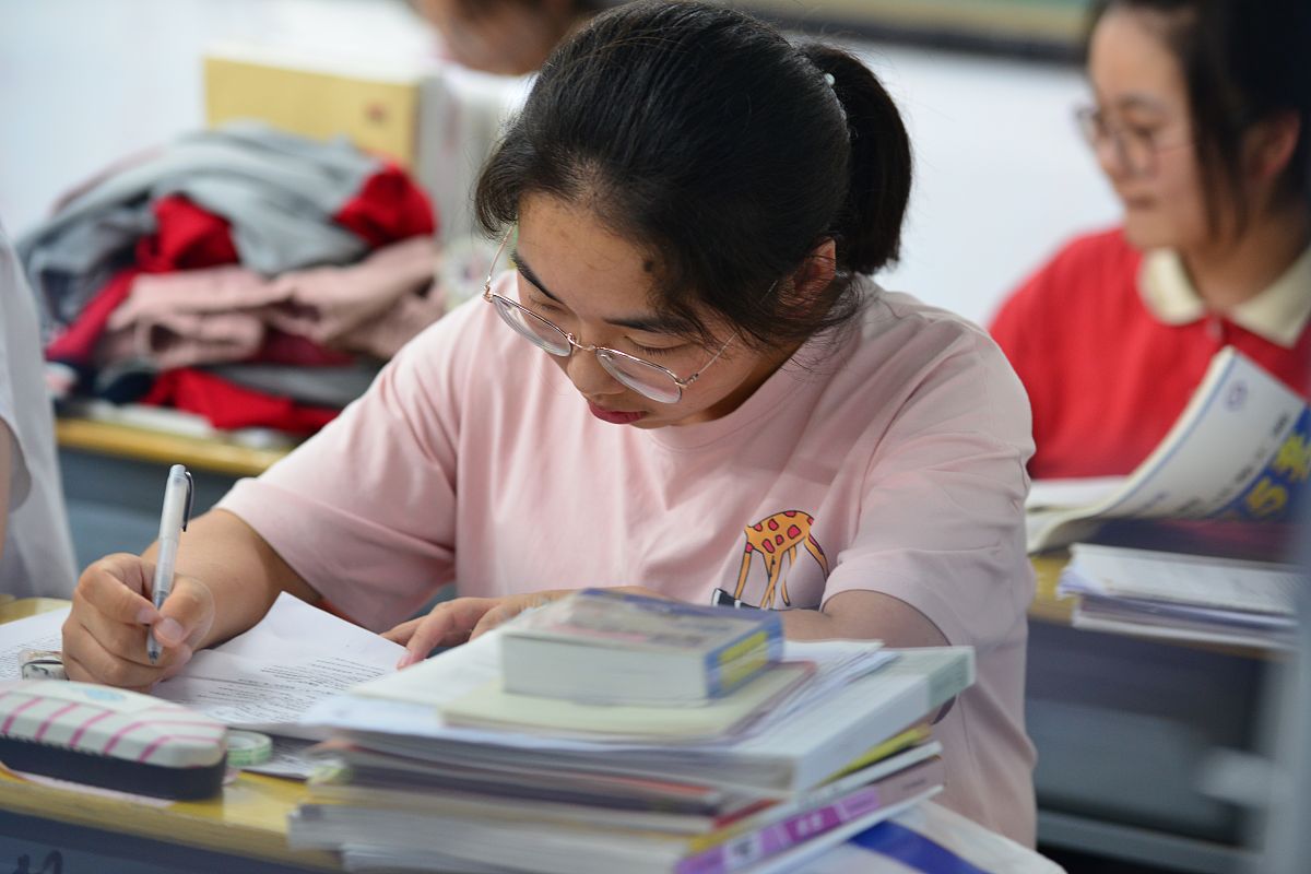 2020年7月3日,安徽省阜阳市第二中学的高三学生在教室自习,挑灯夜读,